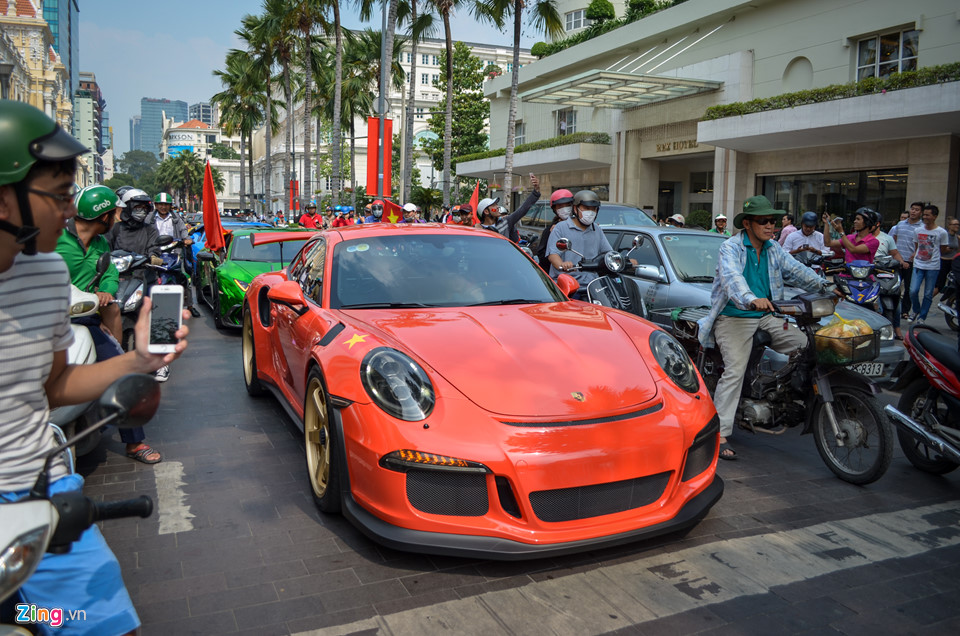 Cường Đô La cùng đoàn siêu xe diễu hành trên phố Sài Gòn